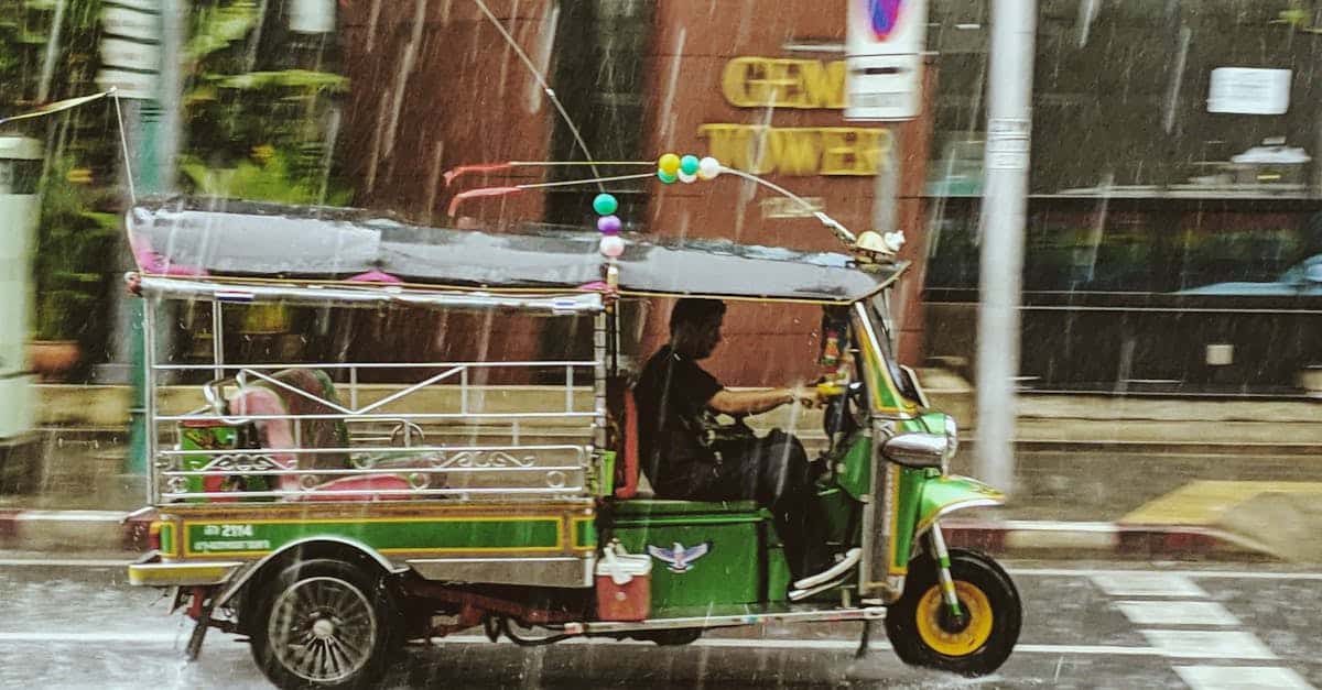 découvrez bangkok, la vibrante capitale de la thaïlande, où traditions anciennes et modernité se rencontrent. explorez ses temples majestueux, goûtez à une cuisine de rue délicieuse et vivez une expérience culturelle unique au cœur de cette métropole fascinante.