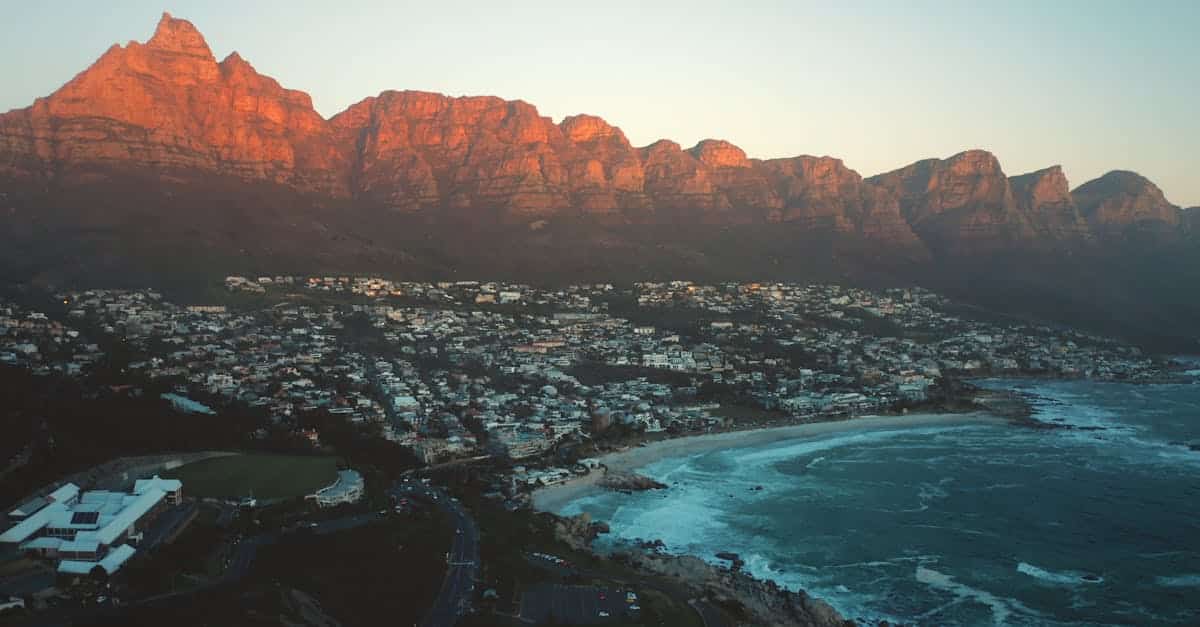 découvrez cape town, une ville spectaculaire en afrique du sud, connue pour ses paysages à couper le souffle, sa culture vibrante, et ses plages magnifiques. explorez la montagne de la table, le v&a waterfront et les richesses historiques de cette destination incontournable.