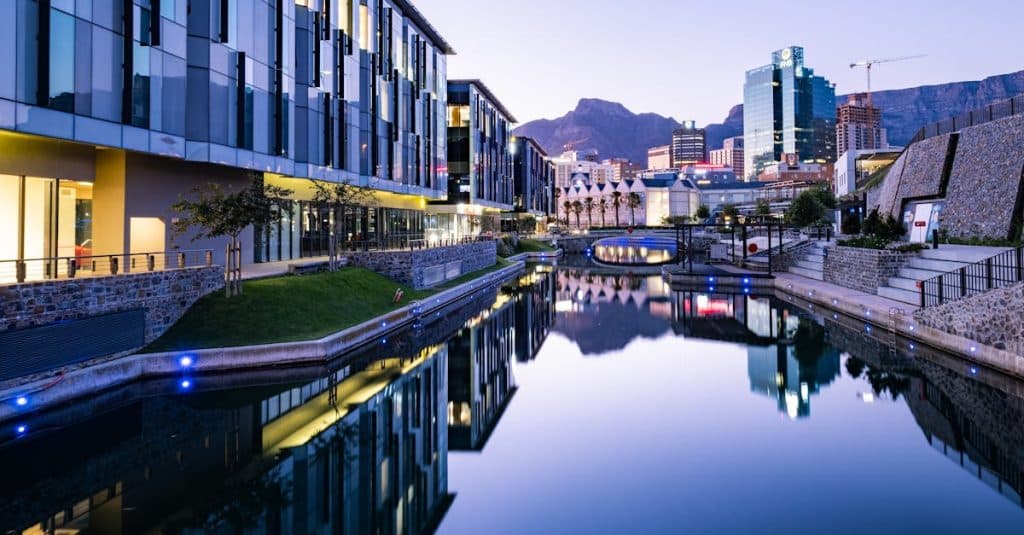 découvrez cape town, une ville côtière emblématique d'afrique du sud, célèbre pour sa beauté naturelle époustouflante, sa montagne emblématique de la table et ses plages de sable doré. explorez son riche patrimoine culturel, ses délicieuses spécialités culinaires et ses nombreuses activités de plein air, pour une expérience inoubliable.