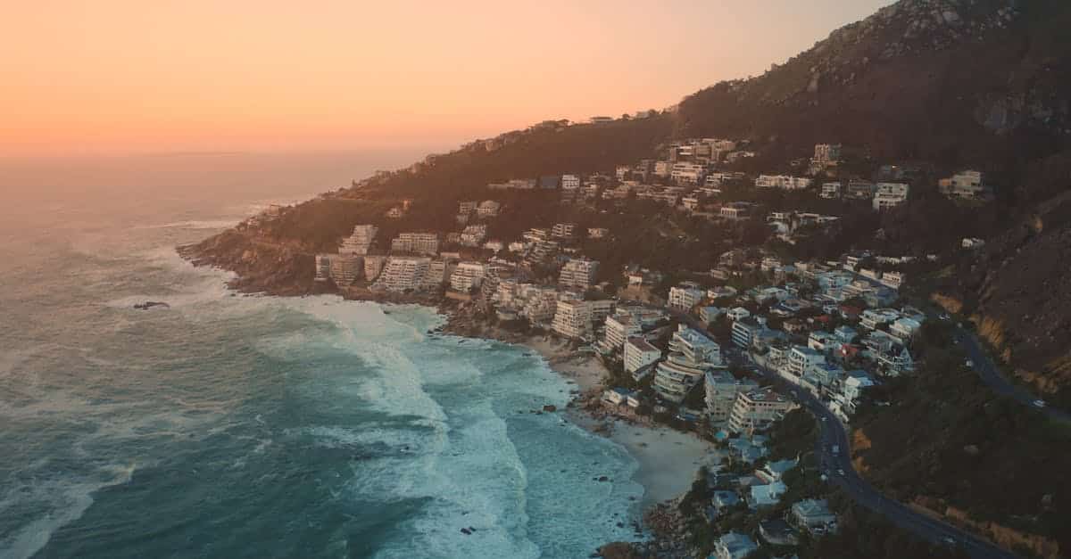 découvrez cape town, une ville magnifique en afrique du sud, réputée pour ses paysages époustouflants, sa riche culture, ses plages de sable doré et la majestueuse table mountain. explorez ses quartiers animés, savourez sa cuisine locale et laissez-vous séduire par l'hospitalité sud-africaine.