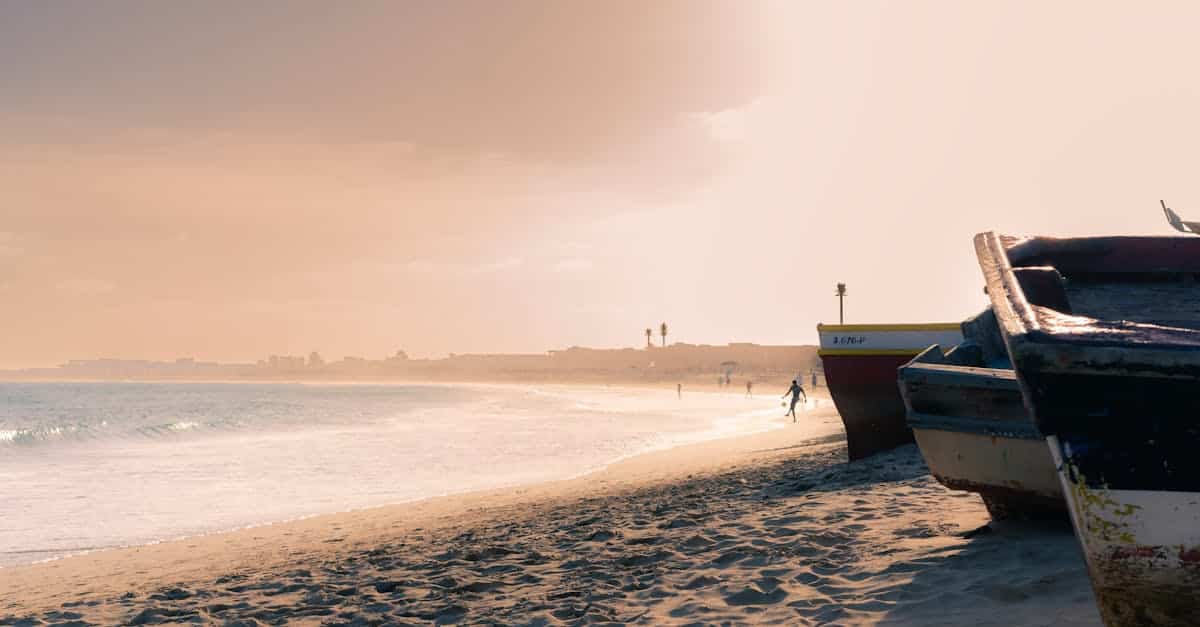 découvrez les magnifiques paysages des îles du cap-vert, un archipel situé au large des côtes de l'afrique de l'ouest. explorez ses plages paradisiaques, sa culture vibrante et ses traditions uniques, tout en savourant la cuisine locale. parfait pour les amoureux de la nature et les aventuriers, le cap-vert vous promet une expérience inoubliable.