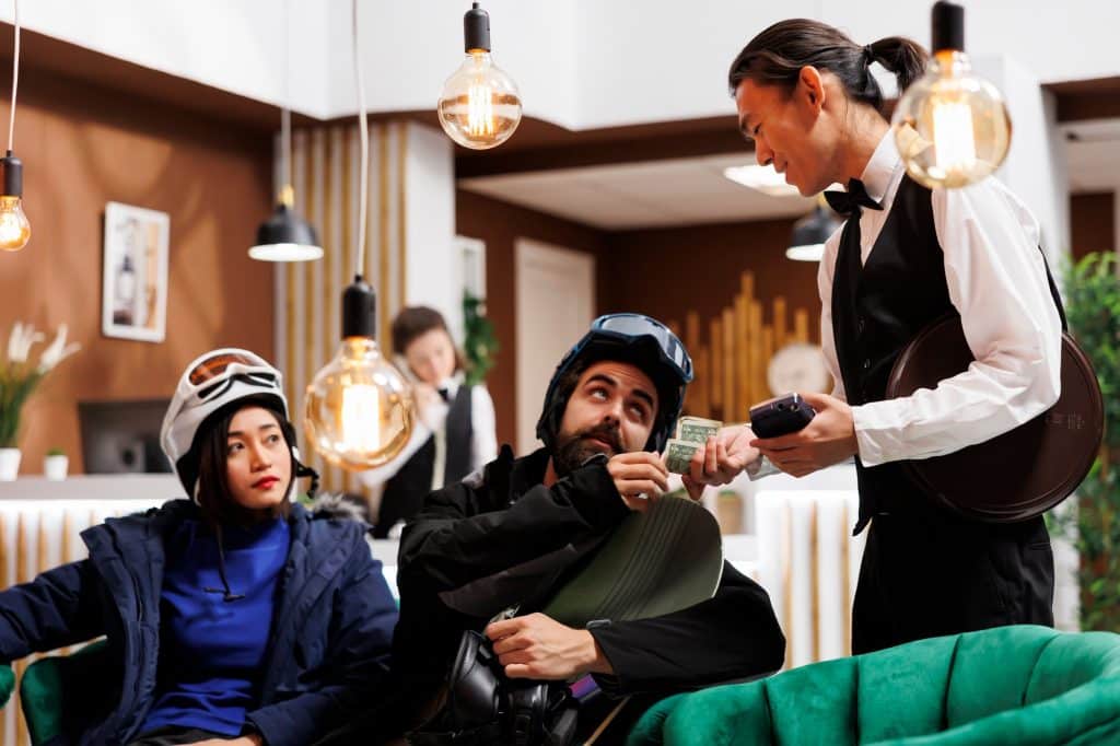 Méribel-Mottaret : 5 conseils importants pour votre séjour Couple tipping ski resort employee