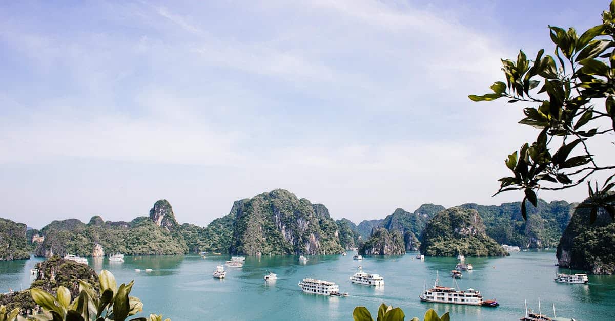 découvrez la majestueuse baie d'halong, un site classé au patrimoine mondial de l'unesco, réputé pour ses paysages spectaculaires de formations karstiques et ses eaux turquoise. partez à l'aventure à travers ses îles enchanteurs et explorez la riche culture vietnamienne dans ce paradis naturel.