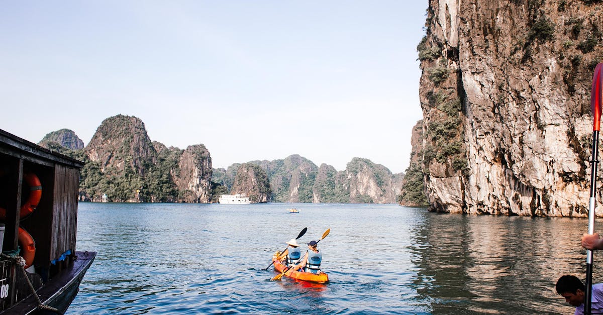découvrez la beauté époustouflante de la baie d'halong, un site classé au patrimoine mondial de l'unesco, célèbre pour ses milliers d'îles karstiques et ses eaux cristallines. explorez ses paysages à couper le souffle, savourez la délicieuse cuisine locale et vivez des aventures inoubliables à bord de croisières pittoresques.