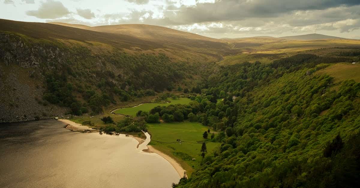 découvrez l'irlande, une île au patrimoine riche, célèbre pour ses paysages époustouflants, sa culture vibrante et ses légendes envoûtantes. explorez les fascinants châteaux, savourez la délicieuse cuisine locale et plongez dans la musique traditionnelle irlandaise. un voyage inoubliable vous attend au cœur des écrins naturels et des villes historiques.
