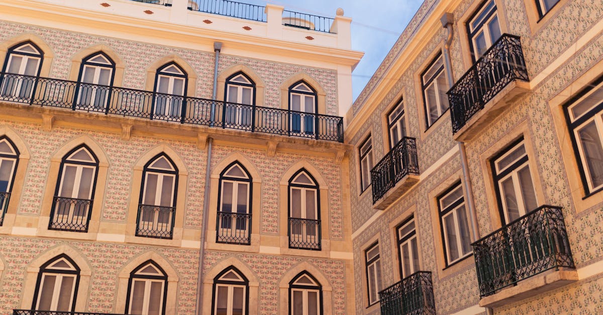 découvrez lisbonne, la capitale du portugal, célèbre pour ses collines colorées, ses tramways pittoresques et sa riche histoire. explorez ses quartiers animés, savourez la délicieuse cuisine portugaise et admirez des vues à couper le souffle sur le fleuve tage.