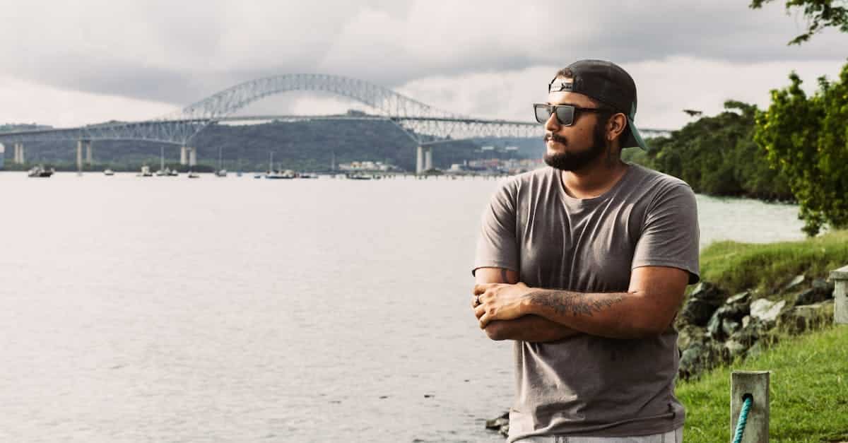 découvrez le canal de panama, une merveille d'ingénierie reliant l'océan atlantique et l'océan pacifique. explorez son histoire fascinante, son impact sur le commerce mondial et les paysages époustouflants qui entourent cette voie navigable emblématique.