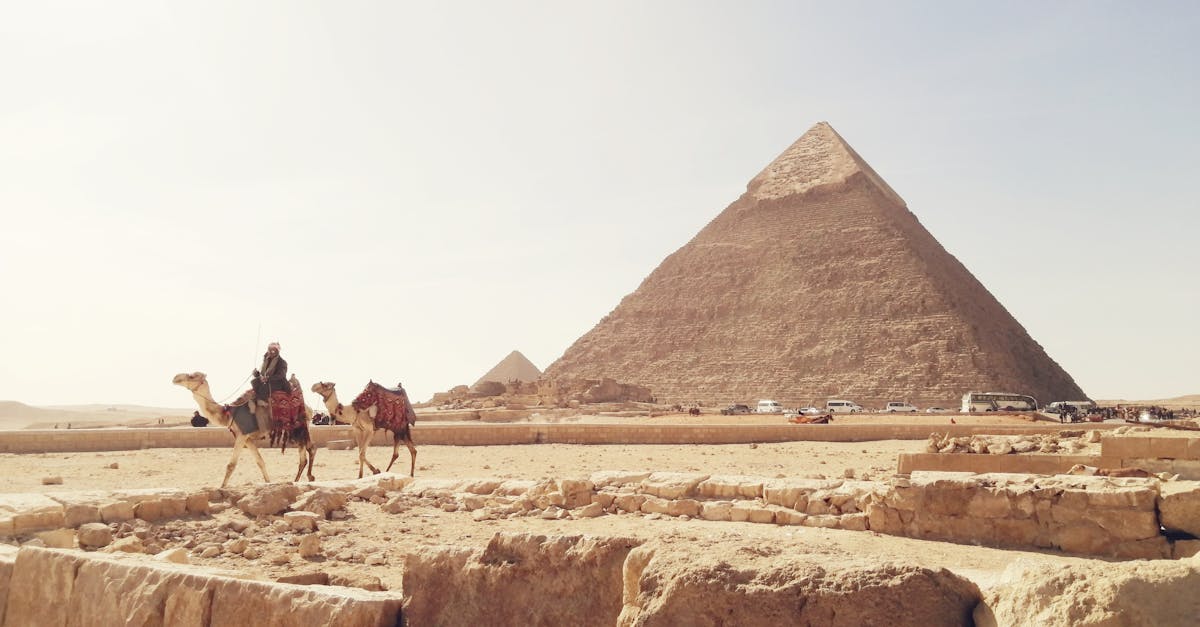 découvrez les mystères des pyramides, emblèmes de l'égypte ancienne, leur histoire fascinante, leur construction majestueuse, et leur rôle dans la culture égyptienne. explorez des milliers d'années d'architecture et de légendes.