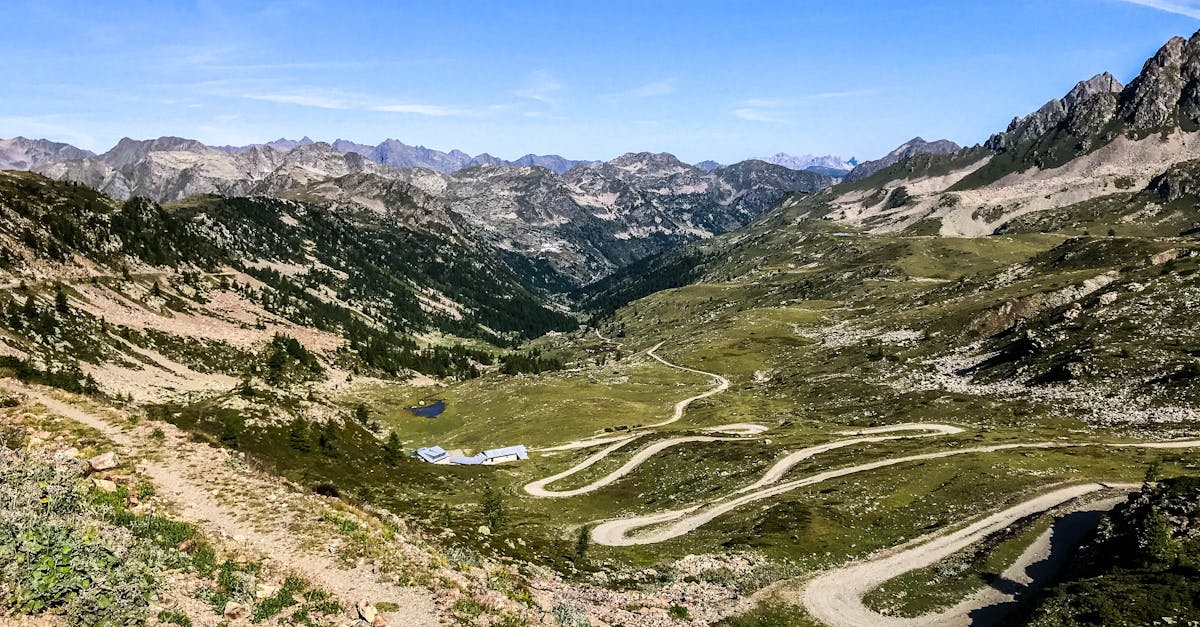 découvrez les majestueuses pyrénées, une chaîne de montagnes alliant paysages à couper le souffle, aventures en pleine nature et richesses culturelles. explorez ses sentiers de randonnée, ses stations de ski, et plongez dans la beauté des vallées et vallons pittoresques.