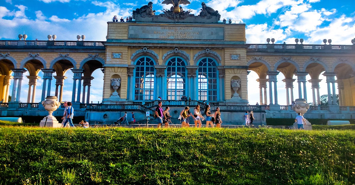 découvrez le royal palace, une majestueuse résidence emblématique qui allie histoire et opulence. explorez ses magnifiques jardins, ses salles somptueuses et plongez dans l'histoire fascinante des monarques qui l'ont habité. une visite incontournable pour les amateurs de culture et d'architecture.