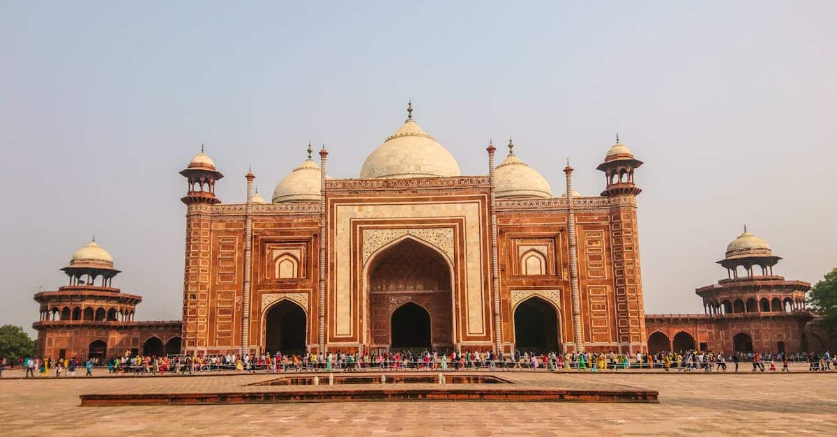 découvrez le taj mahal, symbole intemporel de l'amour et chef-d'œuvre architectural de l'inde. plongez dans son histoire fascinante, admirez son design raffiné en marbre blanc et laissez-vous envoûter par la beauté de ce monument emblématique, inscrit au patrimoine mondial de l'unesco.