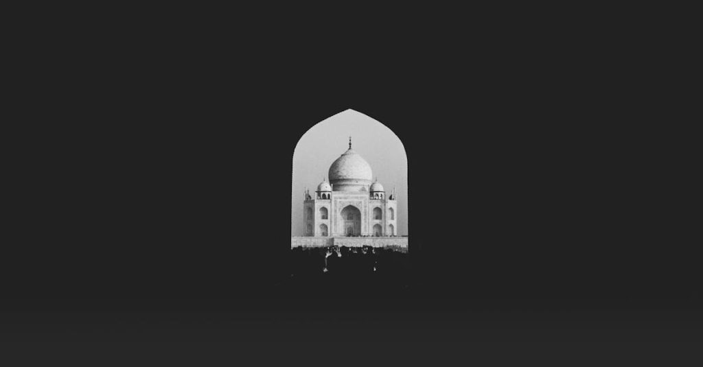 découvrez la majesté du taj mahal, un chef-d'œuvre architectural et symbole de l'amour, situé en inde. explorez son histoire fascinante, son design époustouflant et l'atmosphère romantique qui attire des millions de visiteurs chaque année.