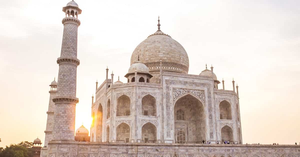 découvrez le taj mahal, ce magnifique mausolée en marbre blanc et symbole d'amour éternel, situé à agra, en inde. plongez dans l'histoire fascinante de cette merveille architecturale classée au patrimoine mondial de l'unesco, et explorez ses jardins luxuriants, ses motifs élaborés et son ambiance romantique.