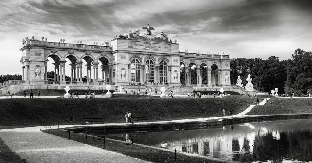 découvrez vienne, la capitale autrichienne riche en histoire, en culture et en architecture spectaculairement préservée. explorez ses palais impériaux, ses musées fascinants et sa scène musicale vibrante, tout en savourant la délicieuse cuisine locale.