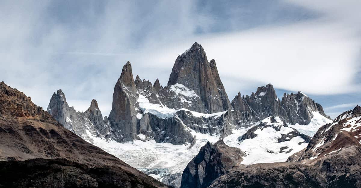 découvrez les majestueuses andes, une chaîne de montagnes emblématique d'amérique du sud, offrant des paysages époustouflants, une biodiversité riche, et une culture fascinante. explorez les sommets, les vallées verdoyantes et vivez des aventures inoubliables au cœur de cette merveille naturelle.
