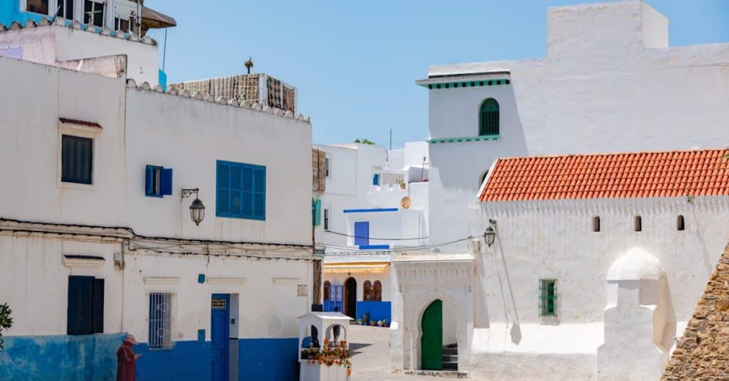 découvrez des villes colorées à travers le monde où l'architecture vibrante, les rues animées et la culture locale se rencontrent pour créer un spectacle visuel inoubliable. explorez ces destinations uniques qui éblouissent par leurs teintes éclatantes et leur atmosphère dynamique.