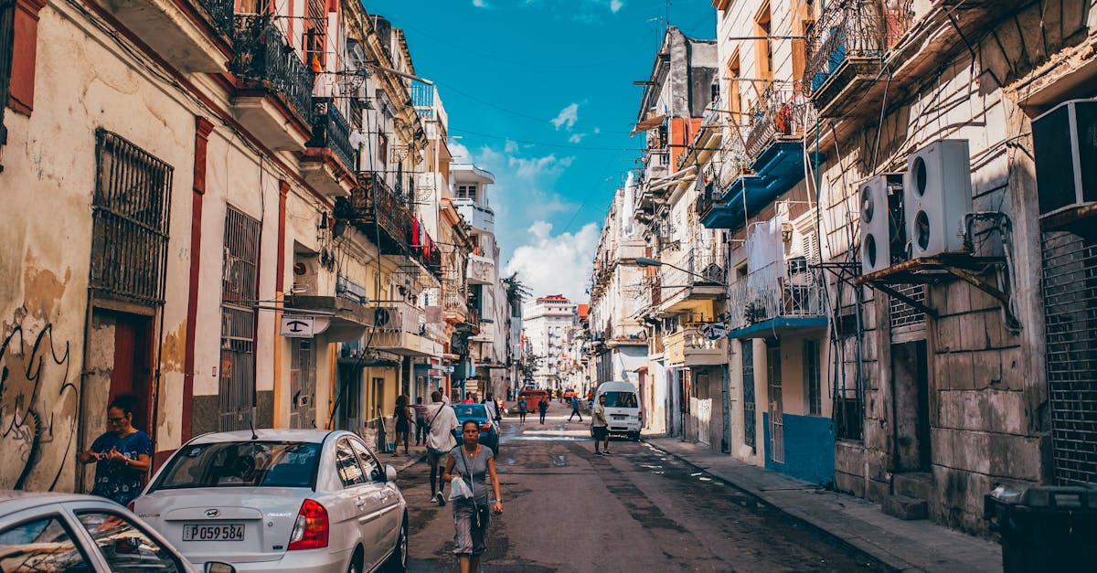 découvrez cuba, l'île enchanteresse des caraïbes, célèbre pour ses plages de sable fin, sa culture riche, sa musique entraînante et son histoire fascinante. explorez la havane, plongez dans la beauté naturelle de la vallée de viñales et savourez la gastronomie locale.