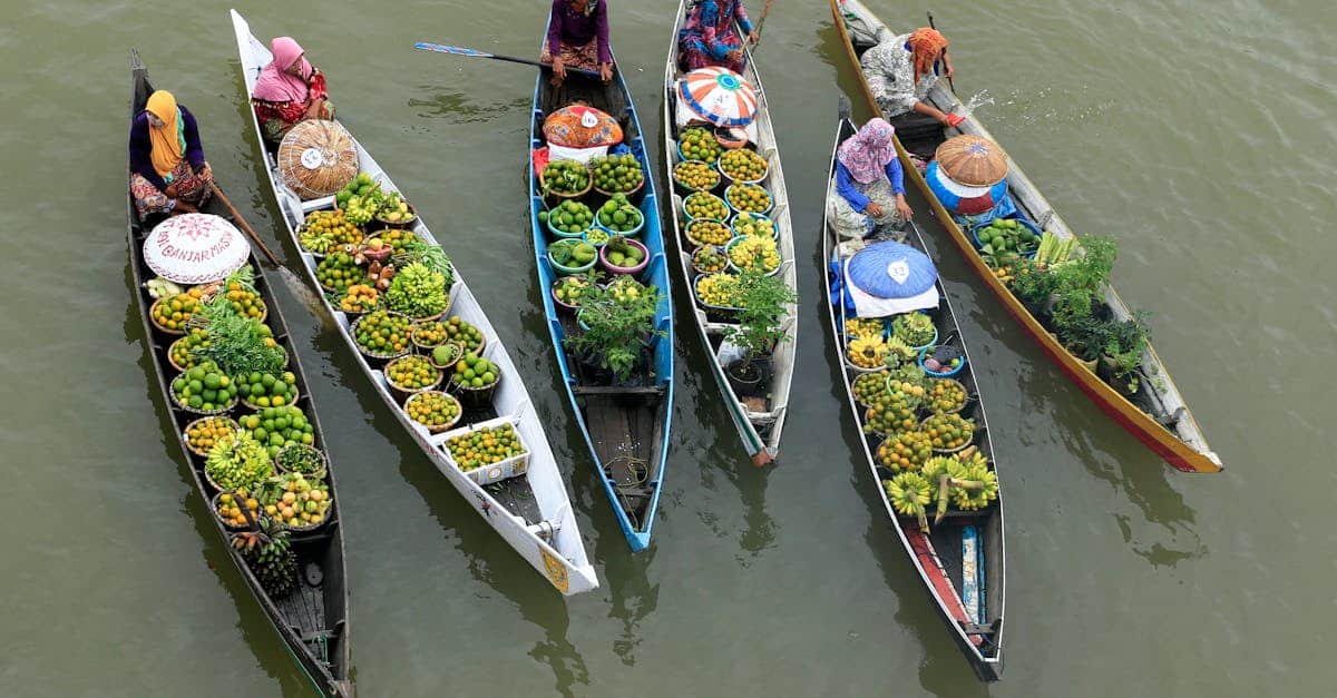 découvrez l'envoûtante atmosphère des marchés flottants, où la vie locale prend place sur les canaux. explorez une variété de produits frais, d'artisanat traditionnel et savourez des mets authentiques tout en naviguant sur les eaux paisibles. un voyage unique au cœur des cultures aquatiques.