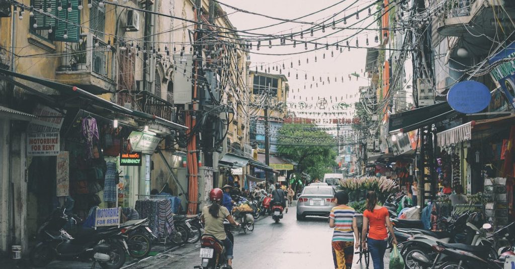 découvrez hanoi, la capitale du vietnam, réputée pour son riche patrimoine culturel, ses rues animées, sa délicieuse cuisine de rue et ses paysages à couper le souffle. plongez dans l'histoire fascinante de cette ville vibrante et explorez ses charmants temples, ses lacs paisibles et son ambiance unique.