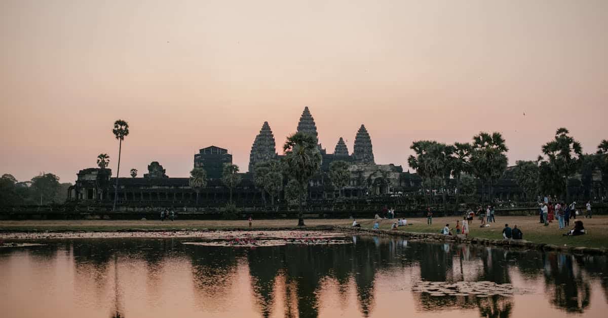 découvrez l'histoire fascinante du cambodge à travers les âges, des civilisations anciennes aux influences modernes. plongez dans la richesse du patrimoine khmer, ses dynasties, sa culture et ses traditions.
