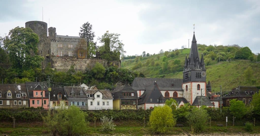 découvrez les châteaux médiévaux, témoins fascinants d'une époque révolue. explorez leur architecture majestueuse, leurs légendes et leur histoire captivante à travers l'europe. partez à l'aventure et laissez-vous envoûter par la magie des forteresses du moyen âge.