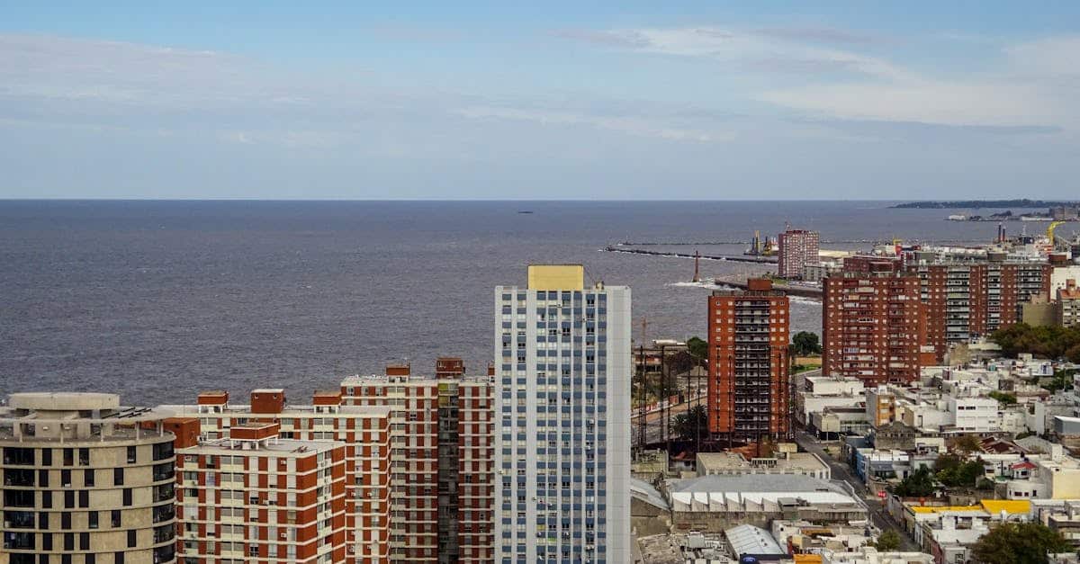 découvrez montevideo, la capitale uruguayenne, où l'histoire rencontre la modernité. profitez de ses plages ensoleillées, de sa riche culture, de sa gastronomie locale et de ses attractions vibrantes. explorez ce joyau sud-américain, entre patrimoine et innovation.