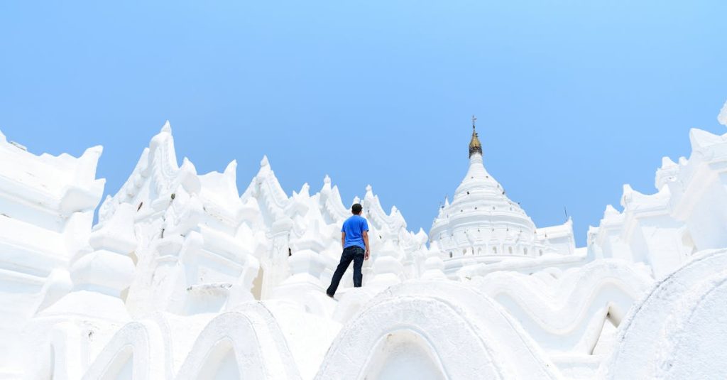 découvrez le myanmar, un pays riche en culture et en histoire, avec ses paysages à couper le souffle, ses temples majestueux et sa diversité ethnique. explorez ses traditions uniques et son héritage colonial tout en vivant une aventure inoubliable au cœur de l'asie du sud-est.