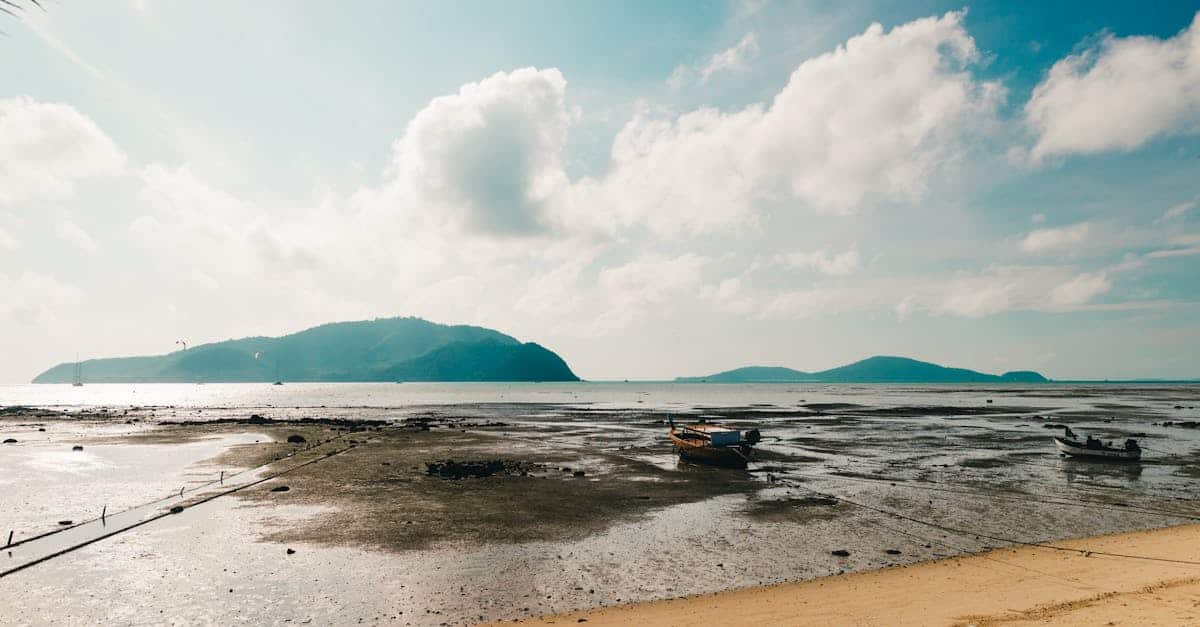 découvrez les plages de phuket, véritables joyaux de la thaïlande, où sable fin et eaux cristallines vous attendent. profitez d'activités nautiques, de paysages à couper le souffle et d'une ambiance relaxante pour des vacances inoubliables.