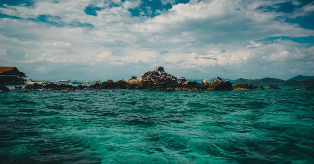 découvrez les plages paradisiaques de phuket, où le sable fin et les eaux turquoise vous attendent. profitez des activités nautiques, des restaurants en bord de mer et d'une ambiance relaxante sur l'une des îles les plus belles de thaïlande.