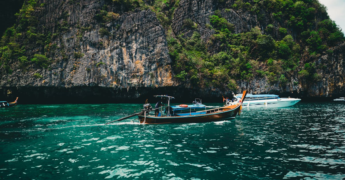 découvrez les plages de phuket, un véritable paradis tropical en thaïlande. profitez de sables dorés, d'eaux turquoise et d'une ambiance enchanteresse. explorez des criques paisibles, des activités nautiques excitantes et admirez des couchers de soleil spectaculaires. plongez dans la beauté naturelle et l'animation de cette destination balnéaire prisée.