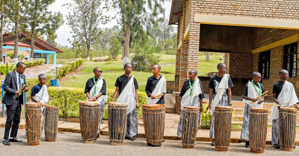 découvrez le rwanda, pays des mille collines, riche en culture, biodiversité et paysages époustouflants. explorez ses parcs nationaux, la faune unique, et laissez-vous séduire par l'hospitalité rwandaise.