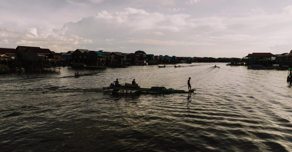 découvrez les villages sur pilotis, des merveilles architecturales bâties au-dessus de l'eau, où culture, traditions et vie quotidienne se mêlent harmonieusement. explorez leur histoire unique et les écosystèmes environnants.