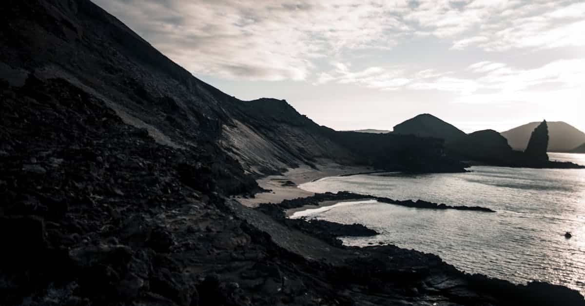 découvrez les plages volcaniques, des paysages époustouflants où sable noir et eaux turquoise se rencontrent. partez à l'aventure sur ces rivages uniques, témoins de la puissance de la nature, et profitez d'activités aquatiques dans un cadre à couper le souffle.