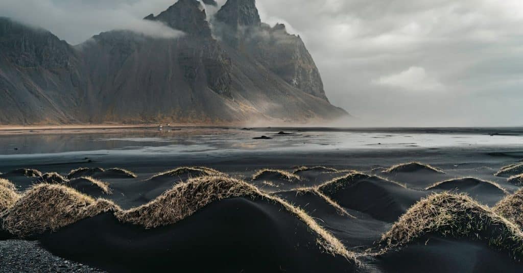 découvrez les plages volcaniques, véritables joyaux naturels où le sable noir rencontre des paysages à couper le souffle. profitez d'une expérience unique entre détente, aventures nautiques et paysages impressionnants façonnés par la puissance des volcans.