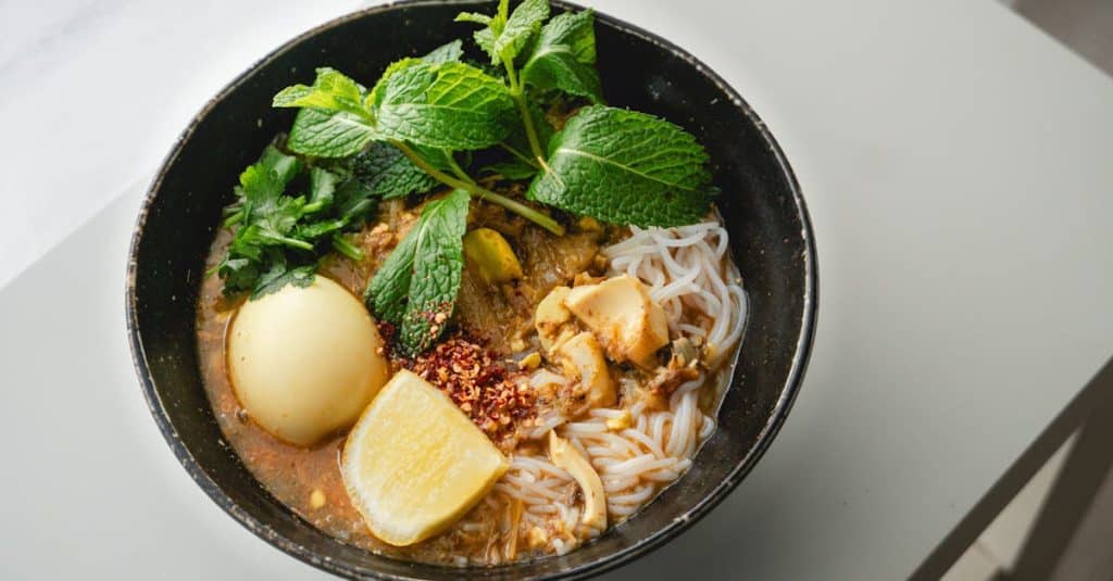 découvrez la cuisine birmane, un délicieux mélange de saveurs et d'épices uniques. explorez des plats traditionnels raffinés qui évoquent la richesse culturelle de la birmanie, avec des ingrédients frais et une préparation authentique. laissez-vous séduire par cette expérience culinaire exquise.