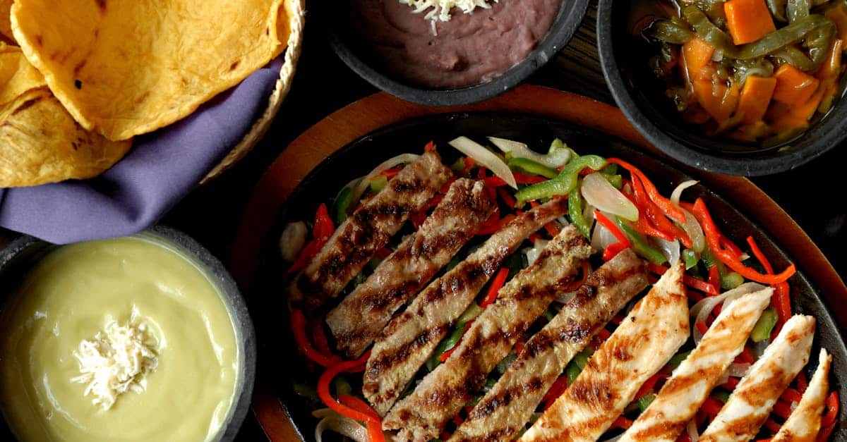 découvrez les délices de la cuisine birmane, un mélange unique de saveurs et d'épices, alliant influences indiennes, chinoises et thaïlandaises. explorez des plats traditionnels comme le mohinga et le lahpet, tout en vous immergeant dans la culture riche et variée du myanmar.