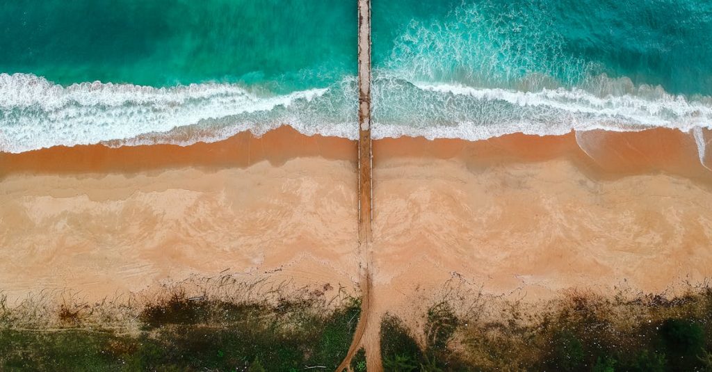 découvrez des plages isolées, véritables havres de paix loin de l'agitation, où le sable fin et les eaux cristallines vous attendent. parfaites pour se détendre, se ressourcer et profiter de la nature dans toute sa splendeur.