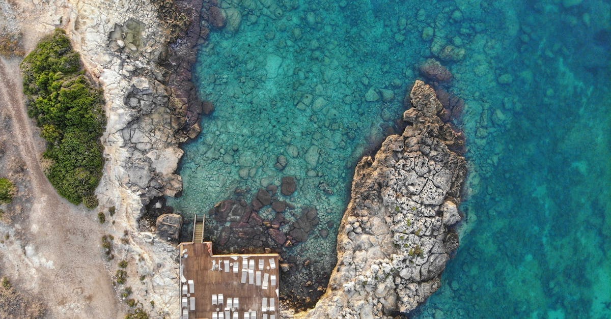 découvrez des plages secrètes et préservées, loin de l'agitation des foules, où vous pourrez vous détendre au son des vagues et profiter d'un cadre naturel idyllique.