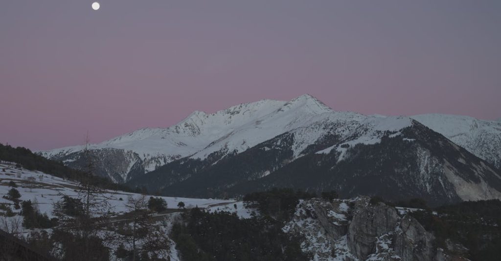 découvrez aussois, charmant village savoyard niché au cœur des alpes, offrant des panoramas époustouflants, des activités de plein air tout au long de l'année et une atmosphère chaleureuse propice à la détente. parfait pour les amoureux de la nature et les passionnés de ski.