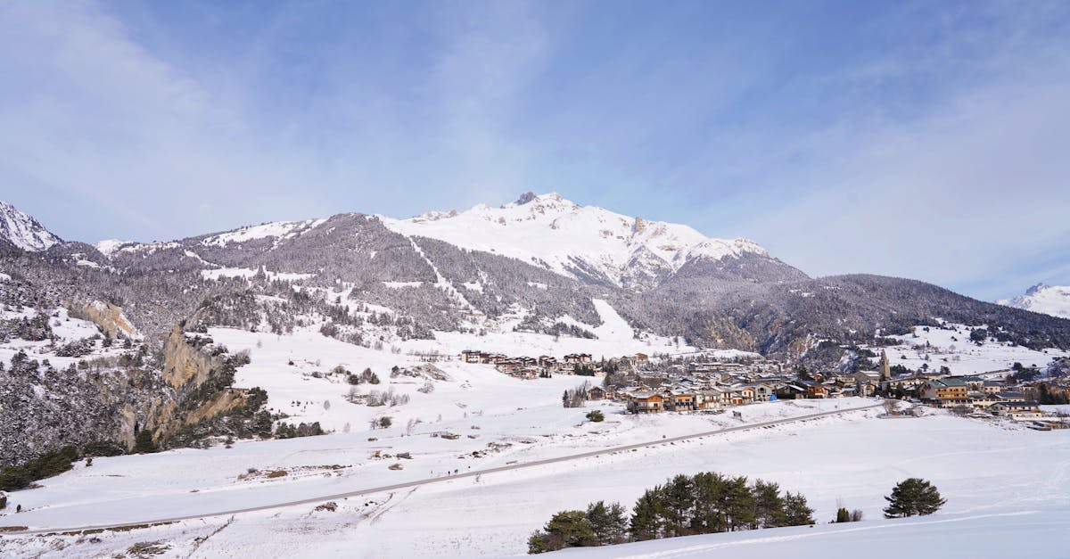 découvrez aussois, une charmante station de ski en savoie, idéale pour les amateurs de montagne. profitez des paysages grandioses, des pistes diversifiées et d'une ambiance conviviale pour des vacances inoubliables en famille ou entre amis.
