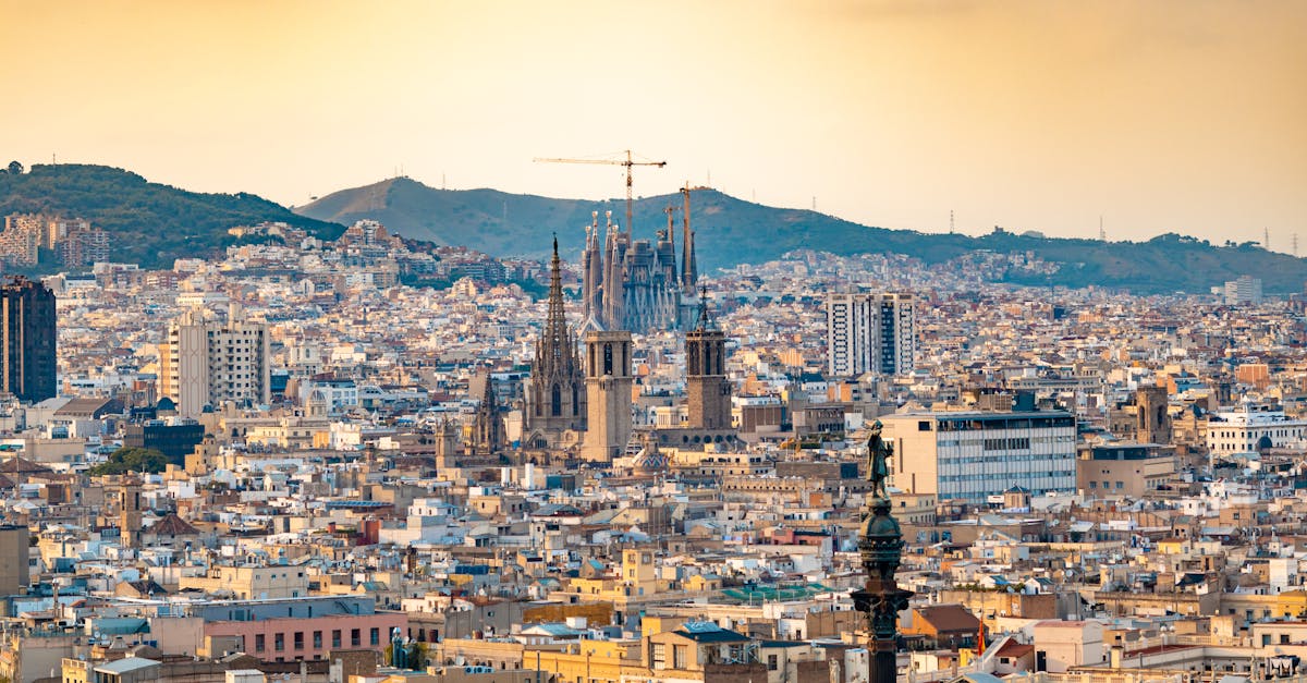 découvrez barcelone, une ville vibrante où l'architecture unique de gaudí rencontre une culture dynamique. explorez ses plages ensoleillées, ses quartiers historiques et sa délicieuse gastronomie. préparez-vous à vivre une expérience inoubliable au cœur de la capitale catalane.