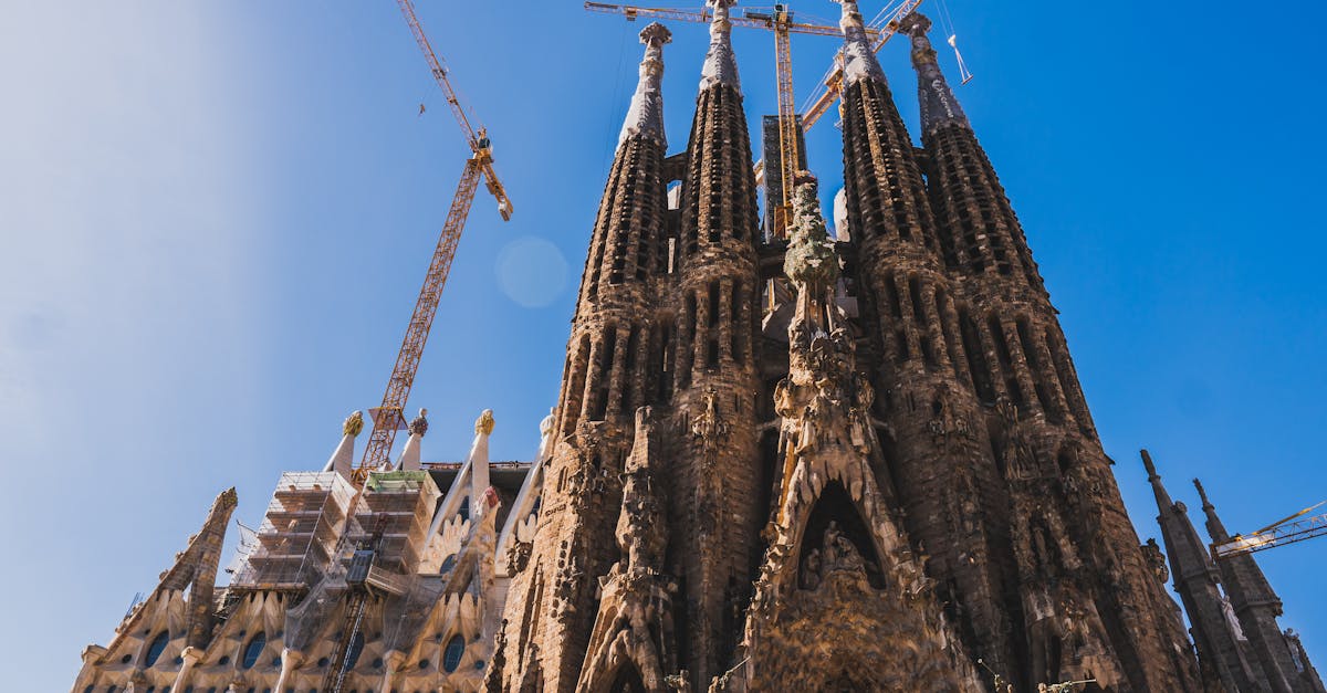 découvrez barcelone, la magnifique capitale de la catalogne, célèbre pour son architecture moderniste, ses plages ensoleillées, sa culture vibrante et sa délicieuse cuisine méditerranéenne. explorez les œuvres emblématiques de gaudí, flânez dans les ruelles du quartier gothique et laissez-vous séduire par l'ambiance festive de cette ville captivante.
