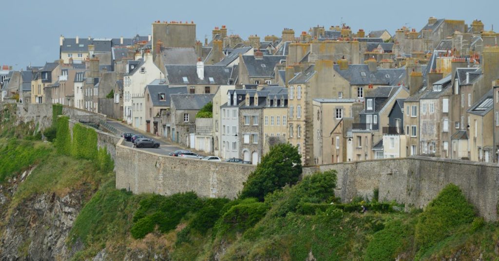 découvrez la bretagne, une région fascinante de la france, connue pour ses paysages côtiers spectaculaires, sa culture riche et sa gastronomie délicieuse. explorez ses nombreux sites historiques, ses festivals colorés et ses traditions uniques qui font de la bretagne une destination incontournable.