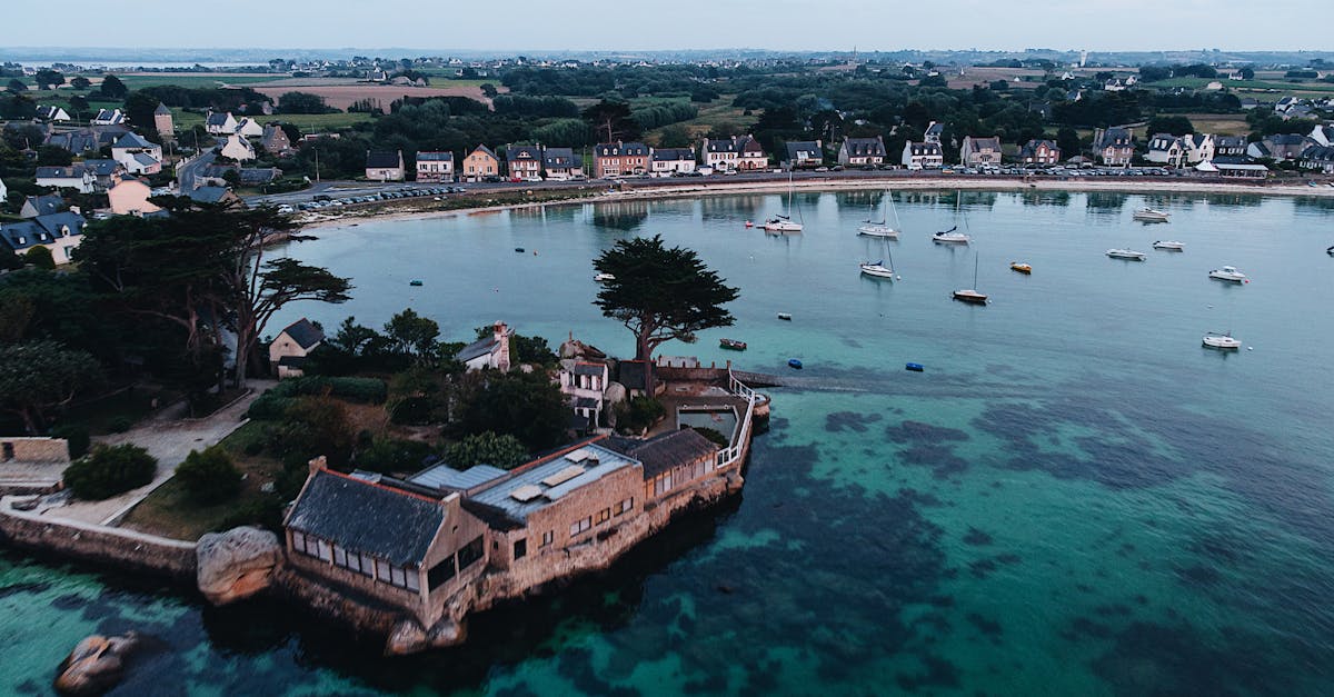 découvrez la bretagne, une région envoûtante de france, connue pour ses paysages côtiers spectaculaires, ses traditions culturelles riches et sa gastronomie savoureuse. plongez dans l'histoire, explorez ses villages pittoresques et profitez des activités en plein air.