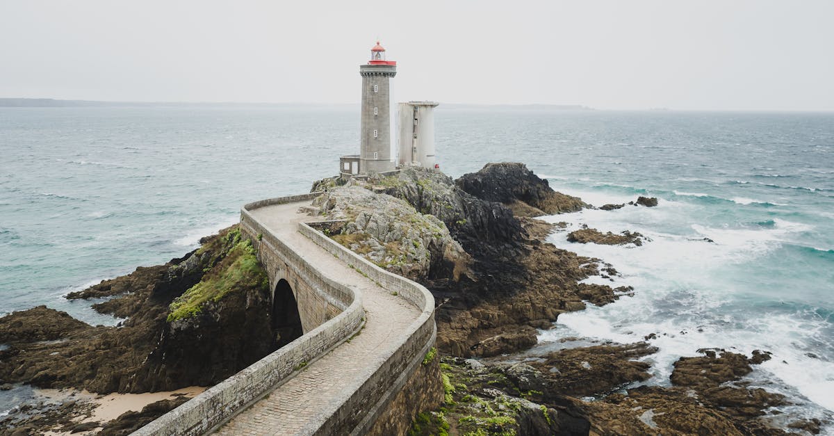 découvrez la bretagne, une région authentique de la france, riche en paysages naturels époustouflants, un patrimoine culturel fascinant et une gastronomie délicieuse. explorez ses côtes sauvages, ses charmants villages et plongez dans l'histoire bretonne.