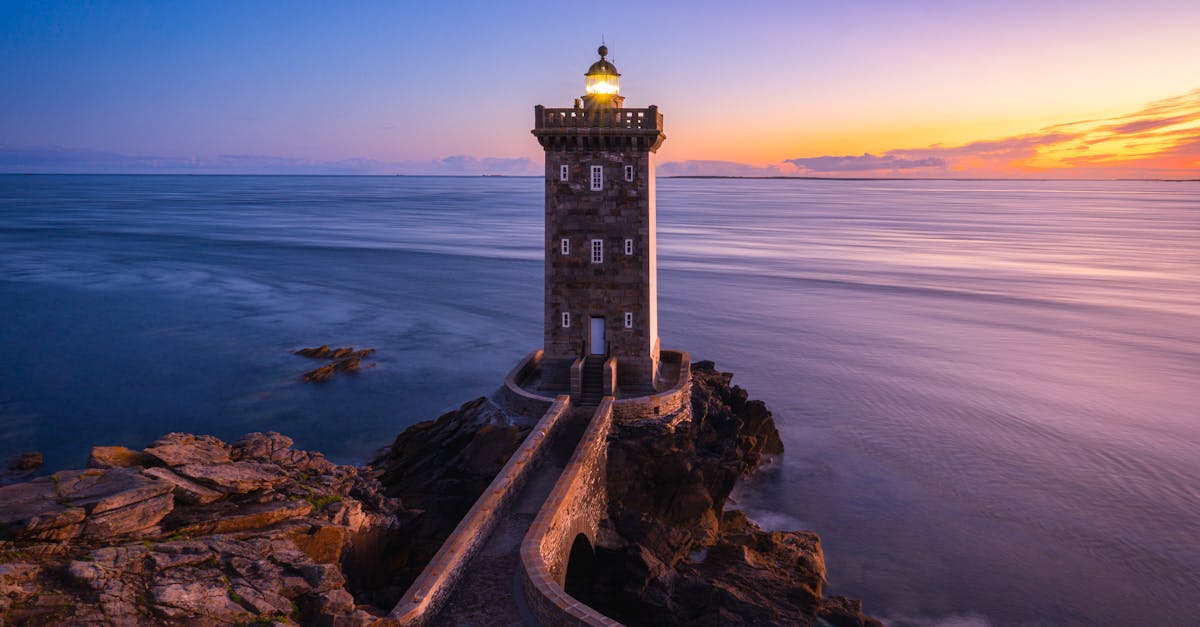 découvrez la bretagne, une région enchanteresse de france connue pour ses paysages côtiers époustouflants, sa riche culture celtique, et sa délicieuse gastronomie. explorez les plages, les villages pittoresques et les traditions uniques qui font de cette destination un incontournable.