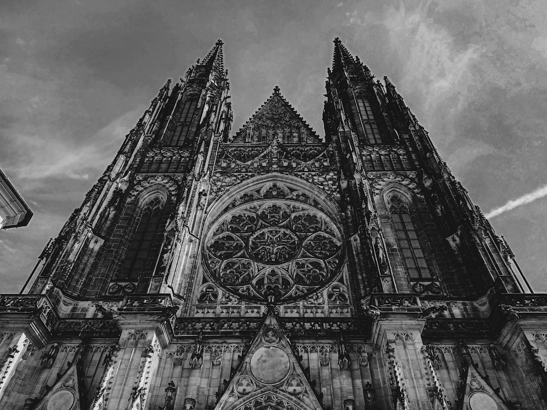 découvrez l'architecture fascinante et l'histoire des cathédrales à travers le monde. explorez leurs styles majestueux, leur symbolisme et leur importance culturelle, des lieux de culte aux chefs-d'œuvre artistiques.