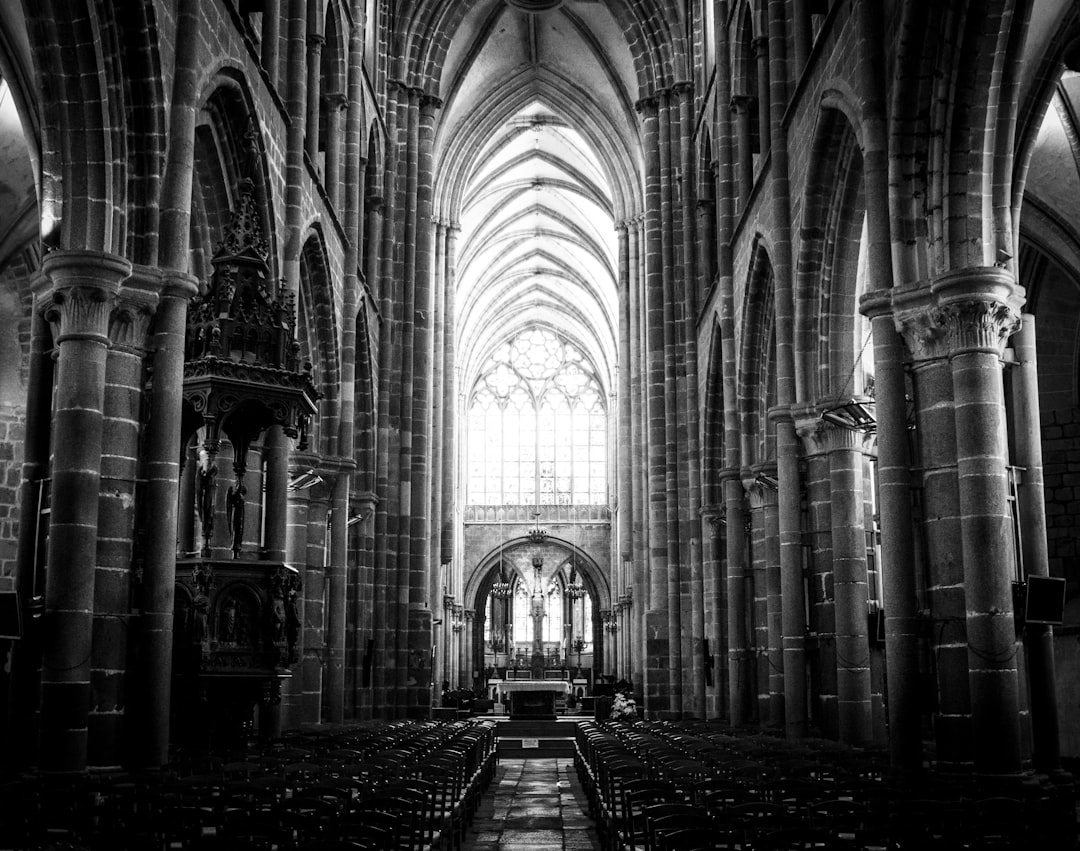 découvrez l'émerveillement des cathédrales, chefs-d'œuvre architecturaux témoignant de la foi et de l'histoire. parcourez leur beauté gothique et romane, explorez leurs détails sculptés et laissez-vous inspirer par leur grandeur spirituelle.