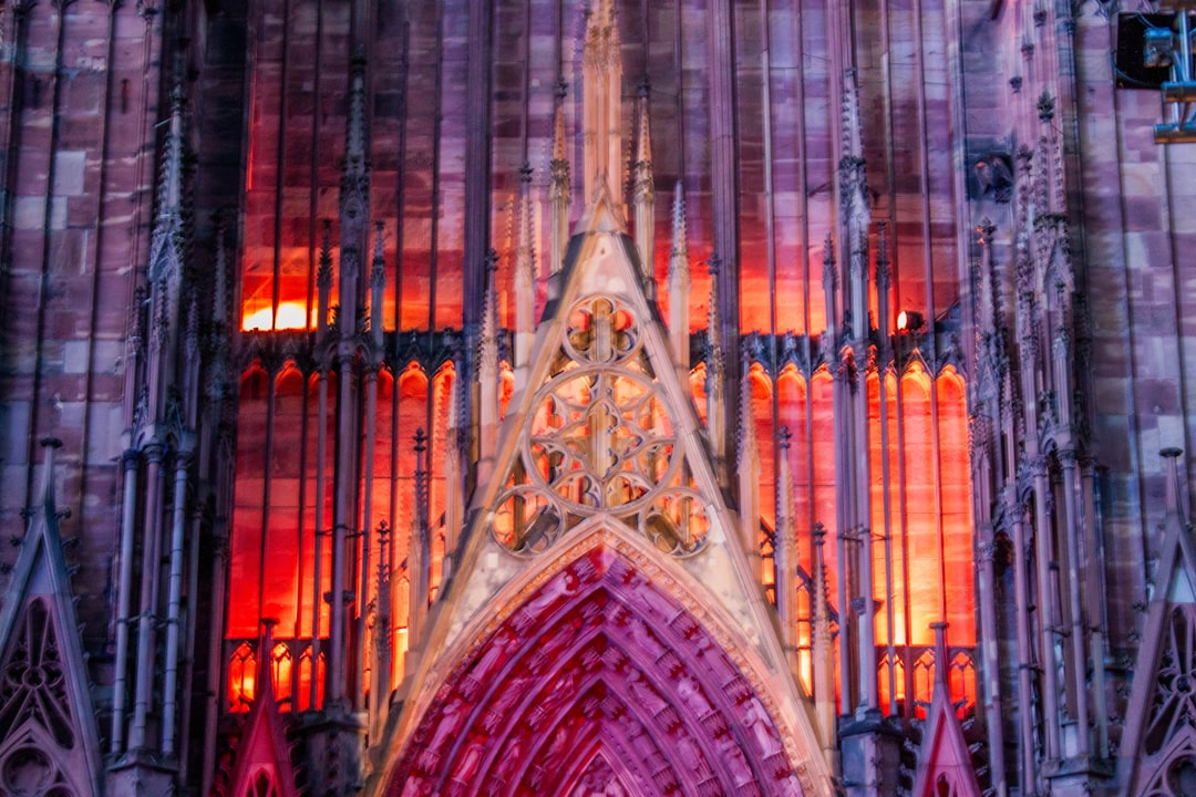 découvrez l'émerveillement des cathédrales, ces chefs-d'œuvre architecturaux qui témoignent de l'histoire, de la foi et de la créativité humaine. explorez leur beauté, leur influence culturelle et les secrets qu'elles renferment à travers les siècles.