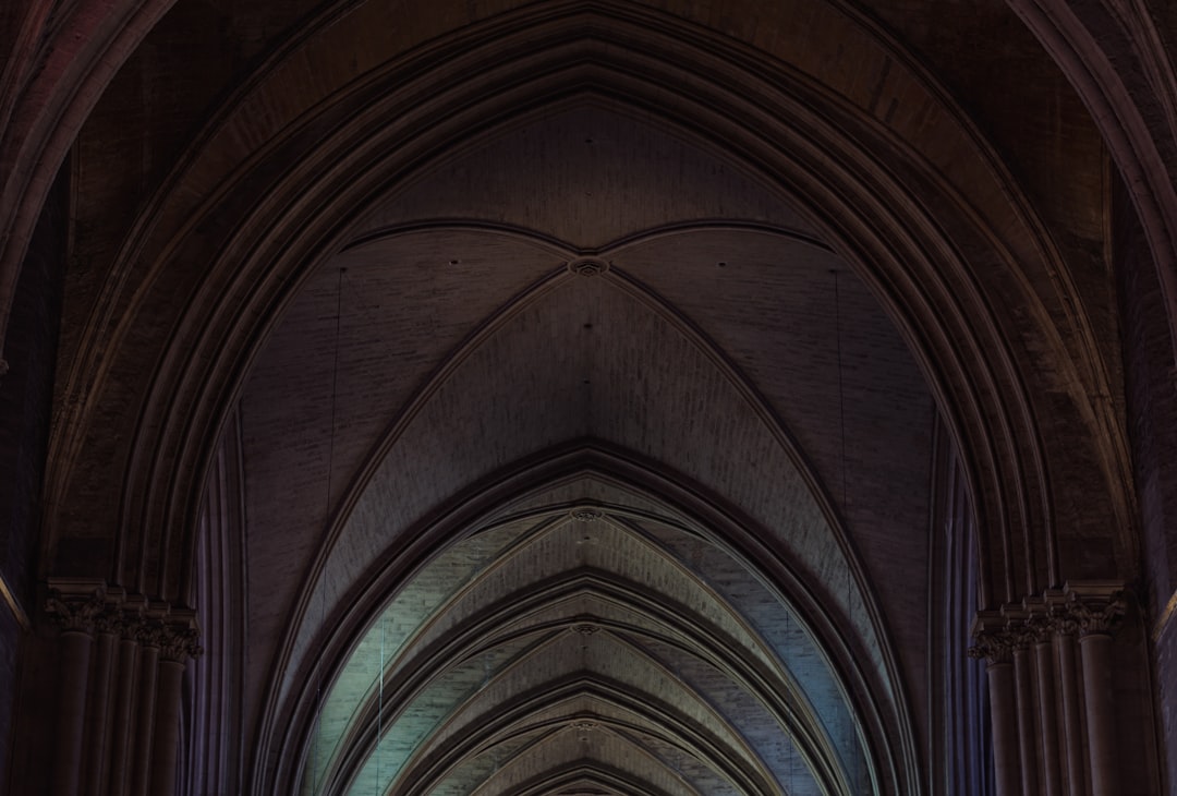 découvrez la beauté et l'histoire des cathédrales, ces écrins d'architecture majestueuse. explorez leur richesse culturelle, leurs vitraux époustouflants et les récits fascinants qui les entourent à travers le temps.